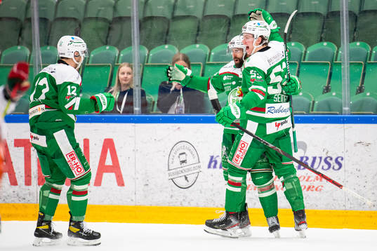Rögles Taylor Matson jublar med Moritz Seider