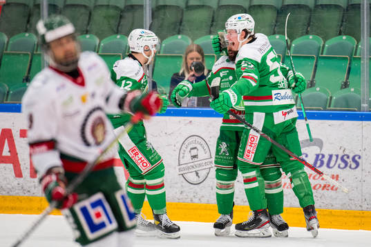 Rögles Taylor Matson jublar med Brady Ferguson och Moritz