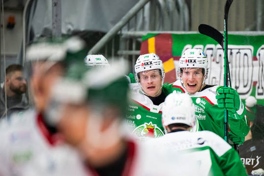 Rögles Anton Bengtsson jublar med Adam Tambellini