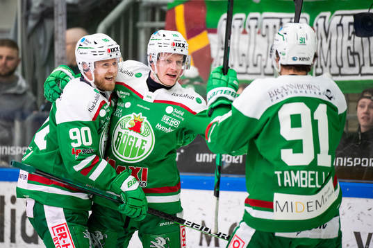 Rögles Ted Brithén och Adam Tambellini jublar med Anton
