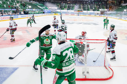 Rögles Ted Brithén jublar med Anton Bengtsson