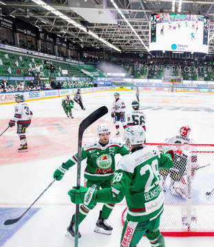 Rögles Ted Brithén jublar med Anton Bengtsson
