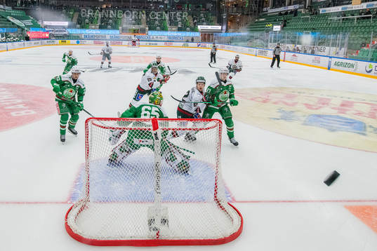 Frölundas Joel Lundqvist och Max Friberg oroar mot Rögles