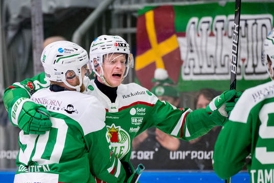Rögles Anton Bengtsson jublar med Ted Brithén