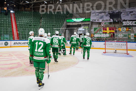 Rögles spelare lämnar isen