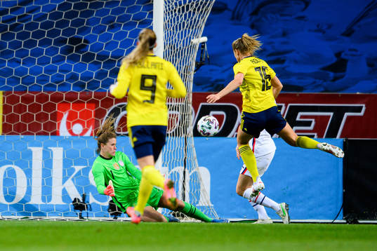 Fridolina Rolfö of Sweden against goalkeeper Alyssa Naeher