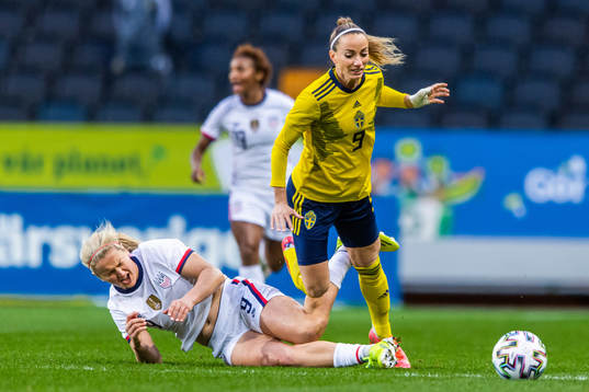 Lindsey Horan of USA and Kosovare Asllani of Sweden compete