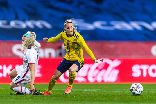 Julie Ertz of USA and Kosovare Asllani of Sweden