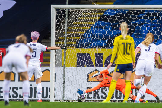 Megan Rapinoe of USA scores 1-1