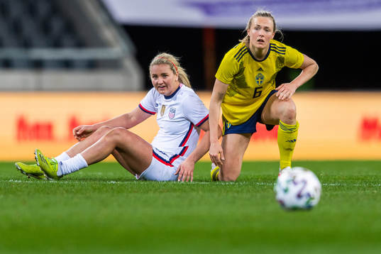 Lindsey Horan of USA and Magdalena Eriksson of Sweden look