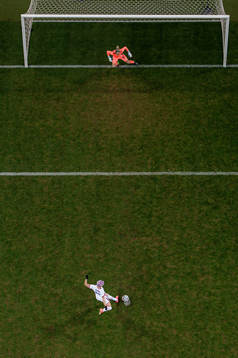 Megan Rapinoe of USA scores the 1-1 goal with a penalty