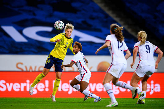 Lina Hurtig of Sweden and Crystal Dunn of USA