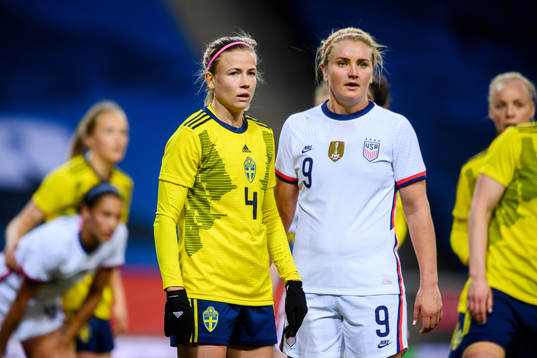 Hanna Glas of Sweden and Lindsey Horan +of USA