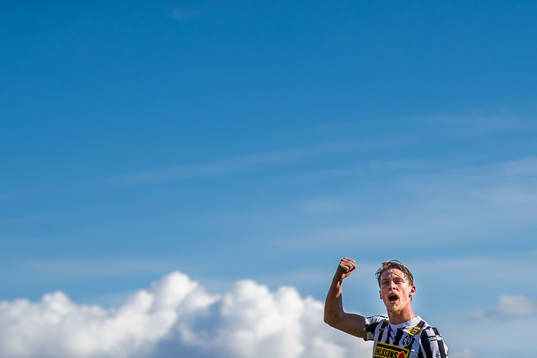 Landskronas Robin Hofsö jublar