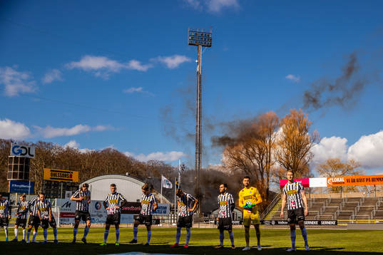Rök från bengaler bakom Landskronas spelare