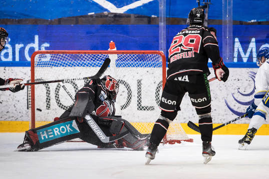 1-1 bakom Örebros målvakt Jhonas Enroth  av Leksands