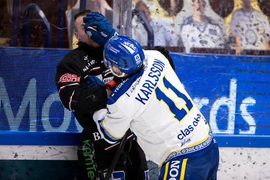 Örebros Joonas Rask och Leksands Martin Karlsson  i gruff