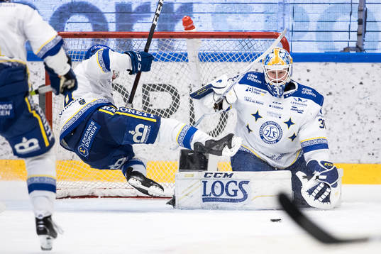 Leksands Matt Caito faller framför Leksands målvakt Janne