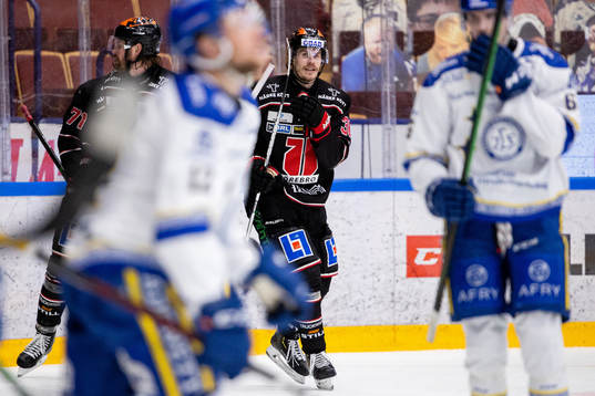 Örebros Emil Larsson jublar
