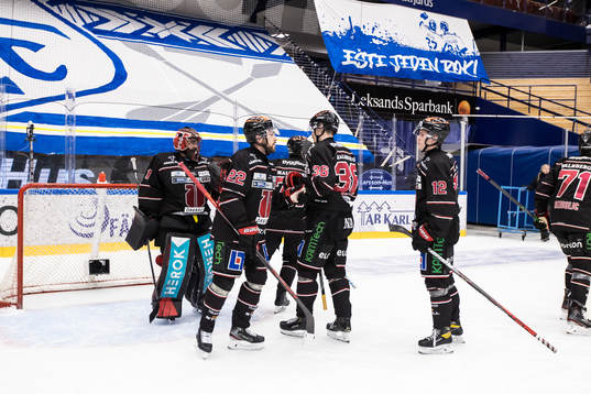 Örebros spelarna jublar