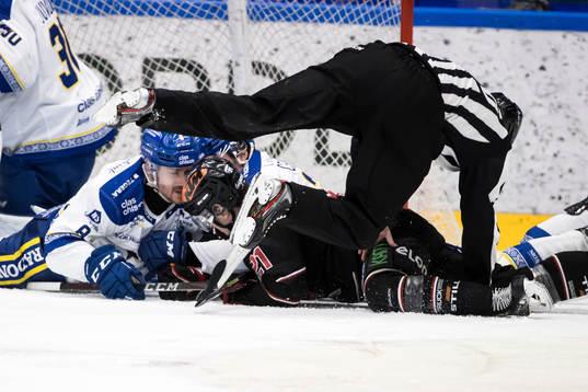 Leksands Matt Caito och Örebros Linus Öberg och