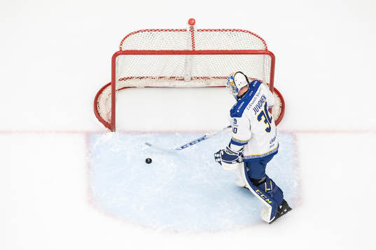 Leksands målvakt Janne Juvonen deppar