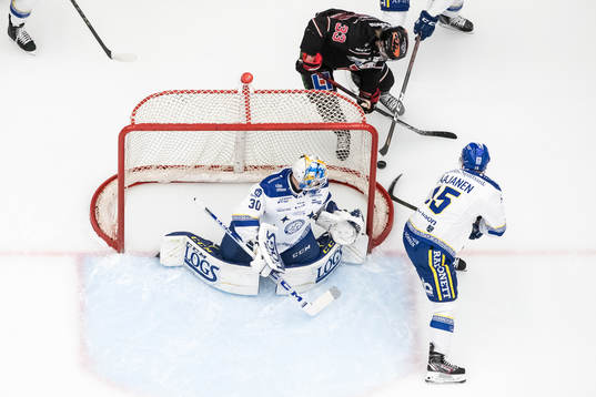 Örebros Christopher Mastomäki bakom Leksands målvakt