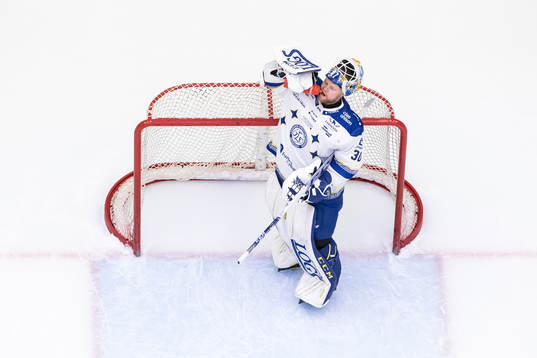 Leksands målvakt Janne Juvonen deppar