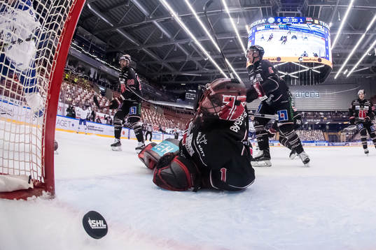 Leksands Carter Ashton gör 1-1 bakom Örebros målvakt