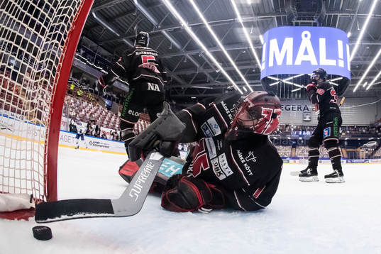 Leksands Carter Ashton gör 1-1 bakom Örebros målvakt