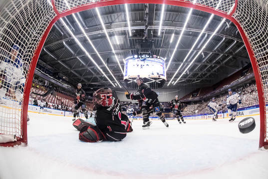 Leksands Carter Ashton gör 1-1 bakom Örebros målvakt