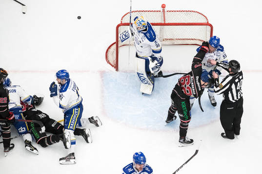 Örebros Robert Leino och Leksands Jonas Ahnelöv i gruff