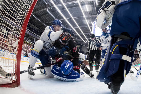 Leksands Peter Cehlarik och Matt Caito och Örebros Linus