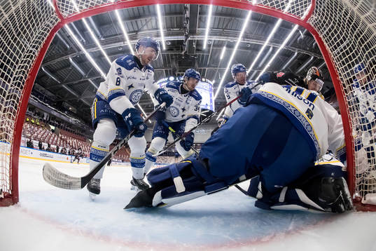 Örebros Christopher Mastomäki oroar framför Leksands