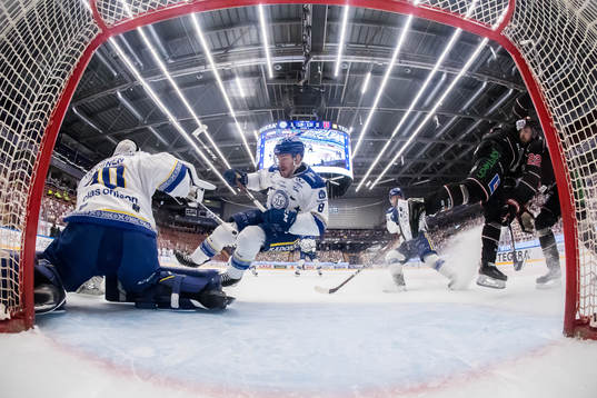 Leksands Matt Caito faller framför Leksands målvakt Janne