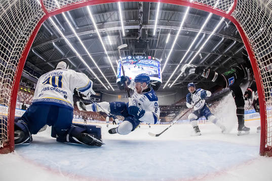 Leksands Matt Caito faller framför Leksands målvakt Janne