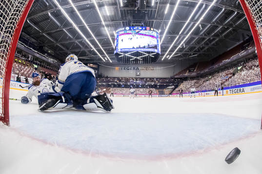 1-3 bakom Leksands målvakt Janne Juvonen och Mattias Ritola