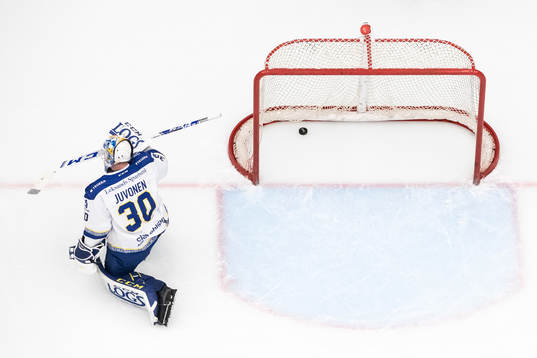 Leksands målvakt Janne Juvonen deppar