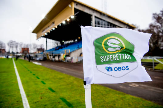 Hörnflagga med Obos Superettan på Vångavallen