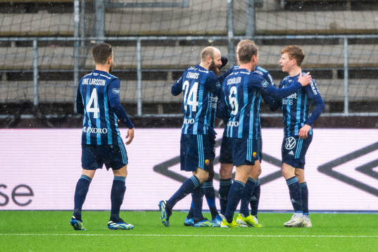 Djurgårdens Aslak Witry jublar med lagkamrater