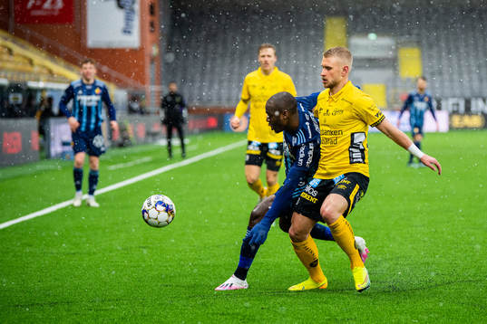 Djurgårdens Edward Chilufya och Elfsborgs Simon Strand