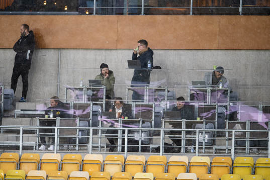 Journalister på pressläktaren