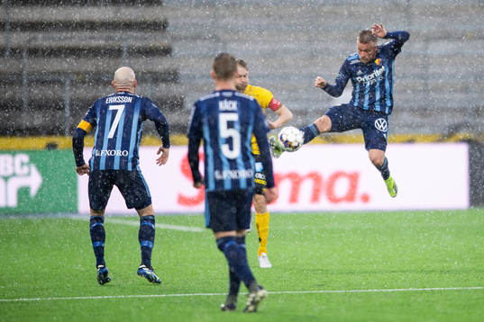 Djurgårdens Nicklas Bärkroth och Elfsborgs Johan Larsson