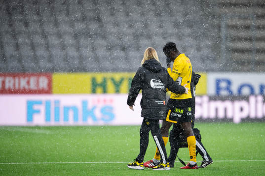 Elfsborgs Joseph Stanley Okumu lämnar planen skadad