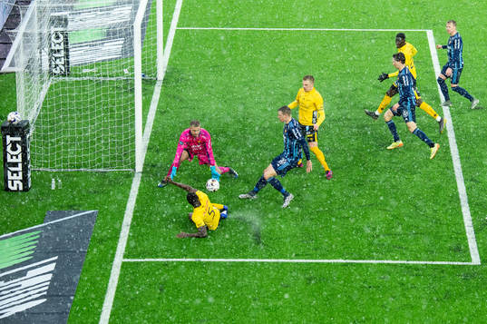Djurgårdens målvakt Aleksandr Vasyutin täcker boll av