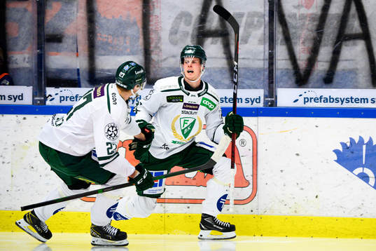 Färjestads Oskar Bäck och Carl Jakobsson jublar