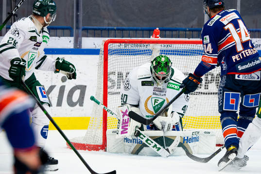 Växjös Emil Pettersson oroar framför Färjestads