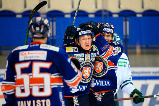 Växjös Marcus Sylvegård och Pontus Holmberg jublar