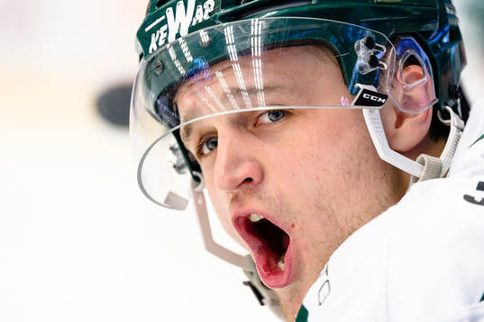 Färjestads Adam Ginning skriker