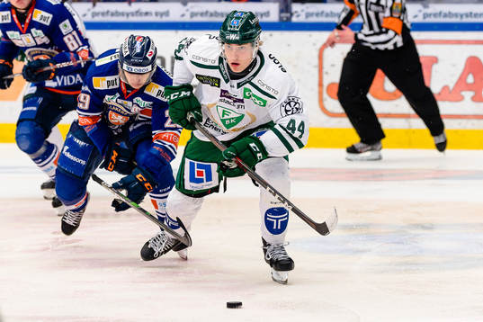 Färjestads Jacob Peterson jagas av Växjös Pontus Holmberg